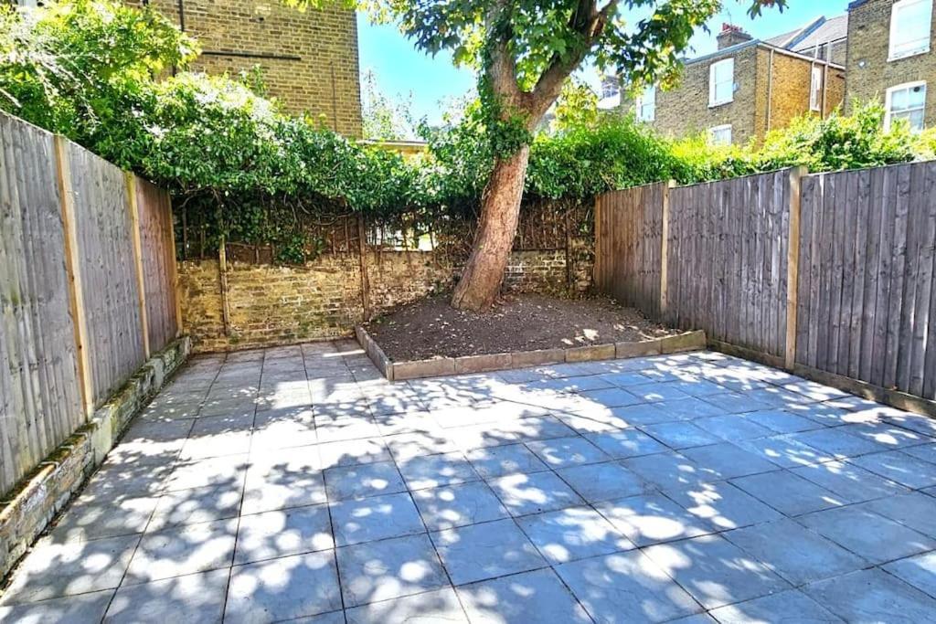 Flat In Queens Park Londra Dış mekan fotoğraf